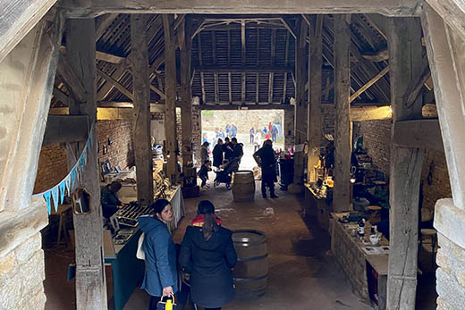 Marché artisanal à Brancion