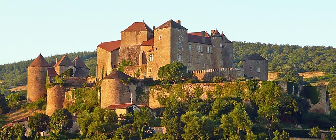 Forteresse de Berzé-le-Châtel, remparts et tours médiévales