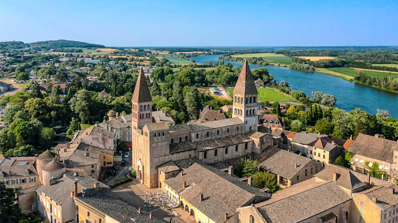 Abbaye de Tournus, nef romane et façade