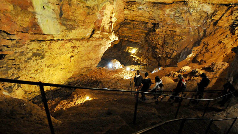 Grottes de Blanot et gouffre karstique