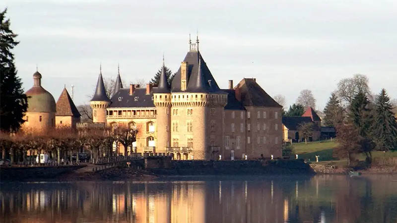 Château de La Clayette au bord de l’étang