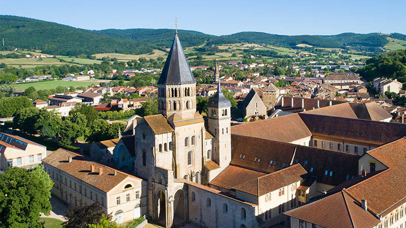 Abbaye de Cluny, vestiges majestueux de la plus grande église médiévale d’Occident