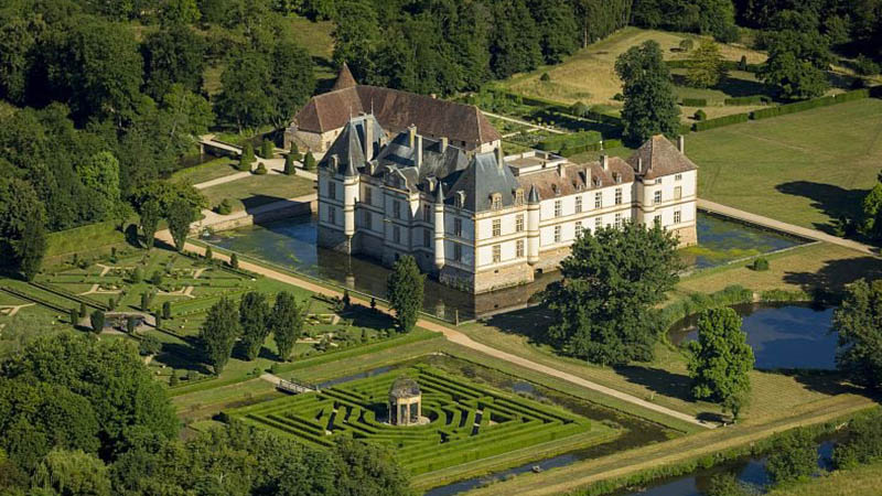 Château de Cormatin, façade Renaissance et jardins