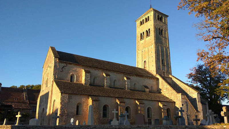 Église romane de Chapaize et son haut clocher