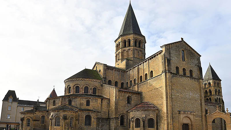 Basilique de Paray-le-Monial, chef-d'œuvre de l’art roman bourguignon
