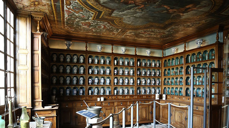 Apothicairerie de Tournus, pots d’époque et boiseries