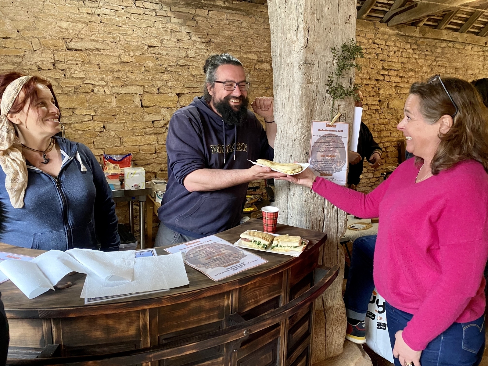 Rencontre avec un exposant du marché artisanal de Brancion