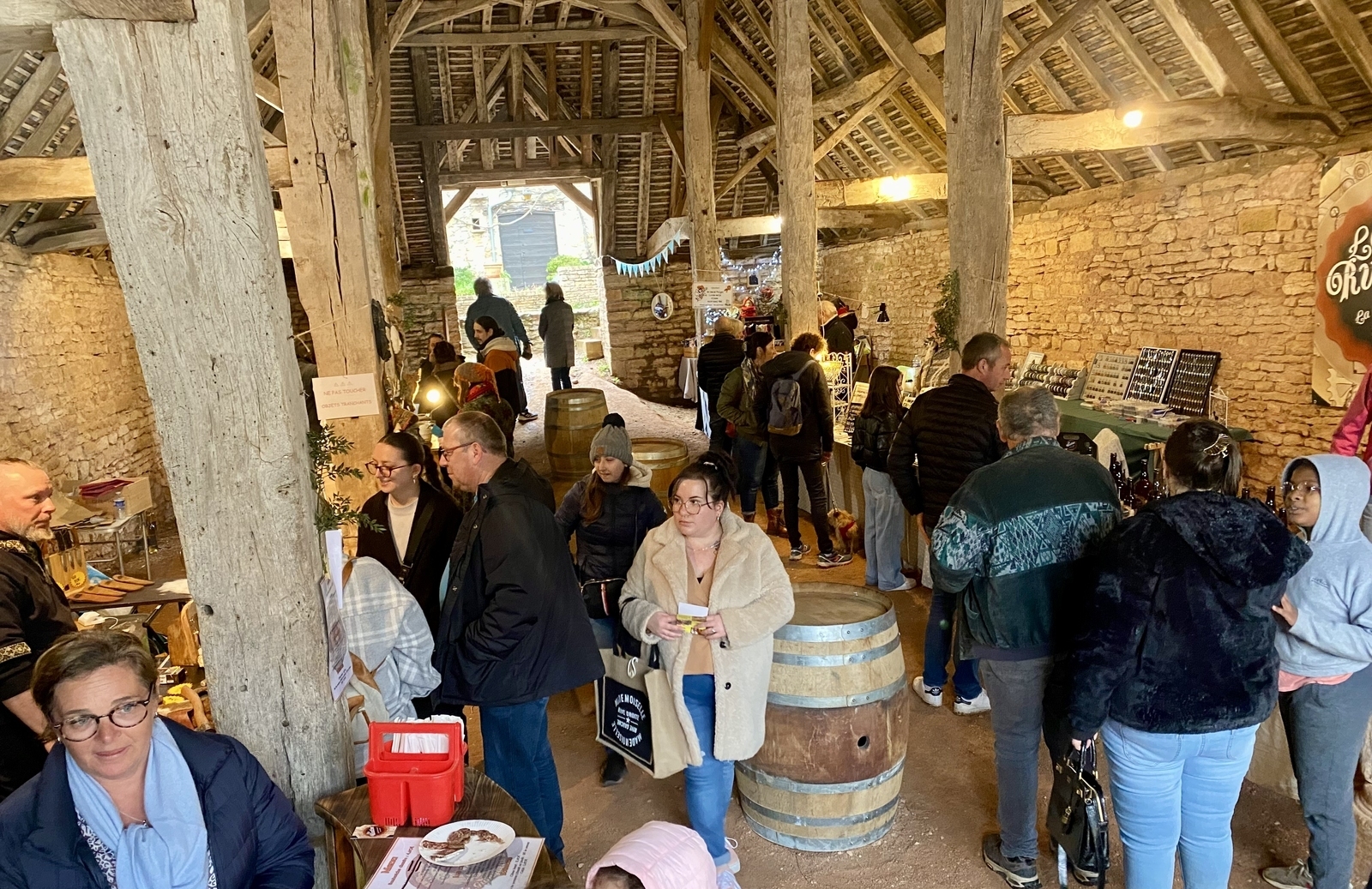 Visiteurs sous les halles de Brancion