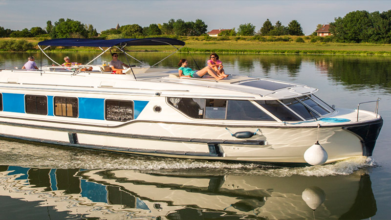 Bateau de croisière fluviale sur la Saône