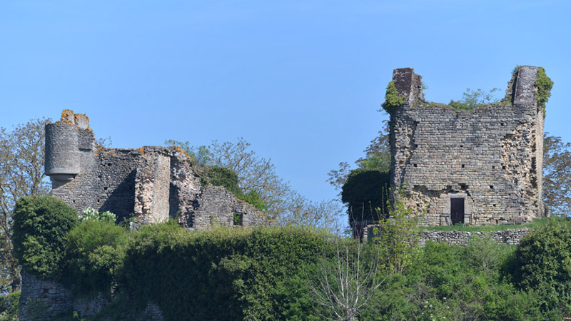 Donjon en ruines de Sigy-le-Châtel sur promontoire