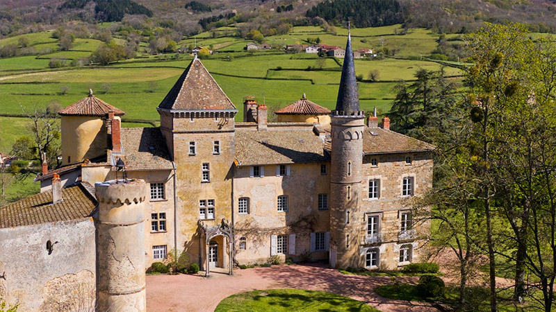 Maison de Lamartine à Saint-Point entourée de verdure