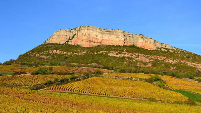 Roche de Vergisson, crêt calcaire face à Solutré