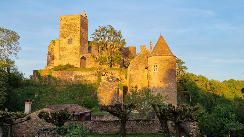 Château, village et église romane de Brancion sur éperon rocheux