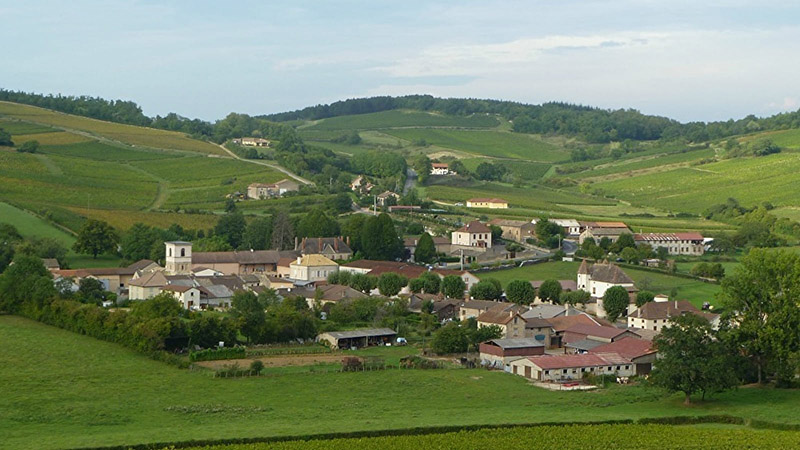 Village de Chardonnay entouré de vignes