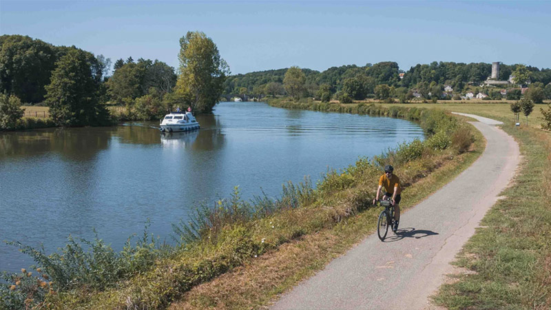 Cyclistes le long de la Saône sur la Voie Bleue