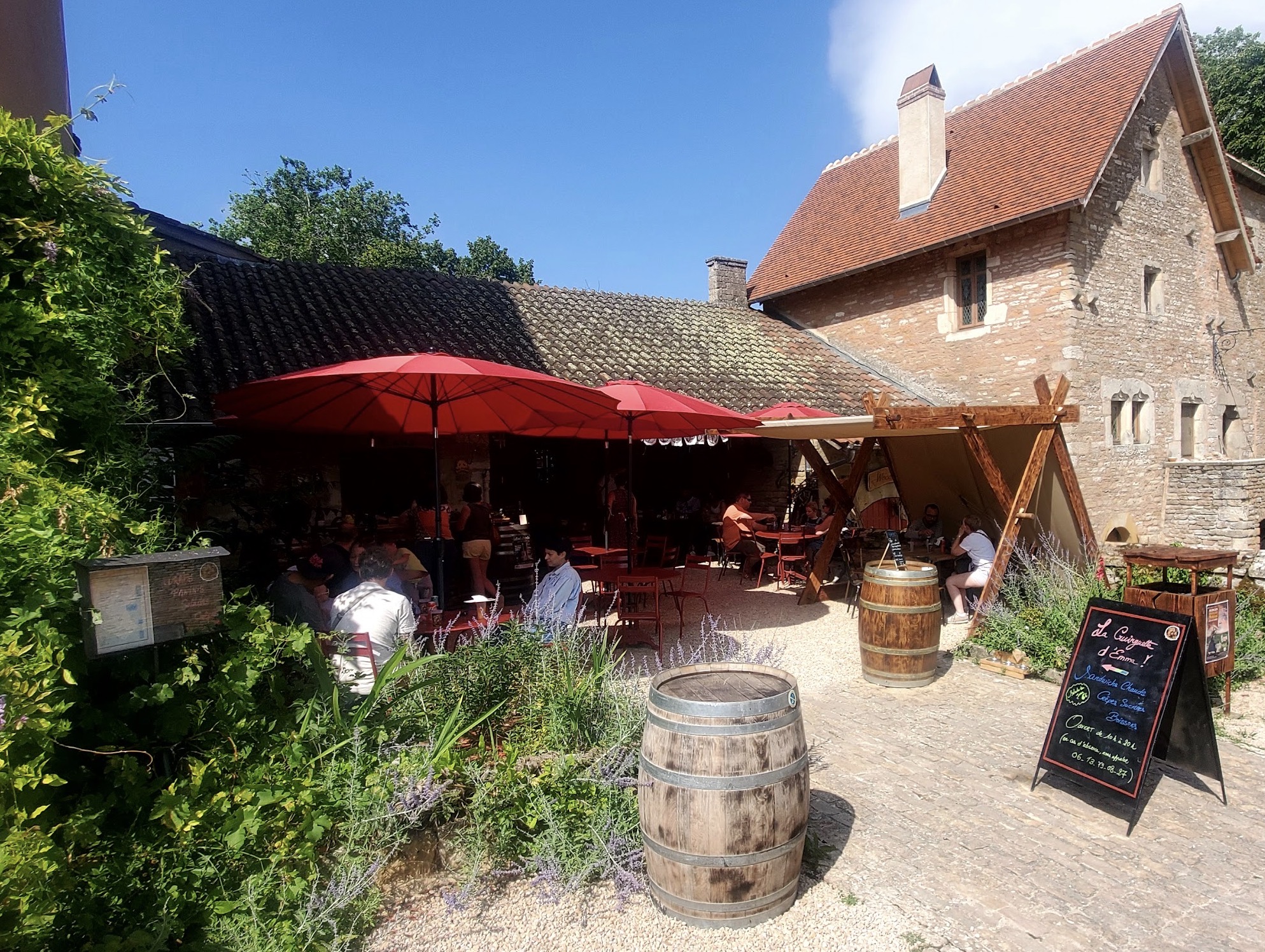 Terrasse animée de la Guinguette d’Emma dans le village médiéval de Brancion