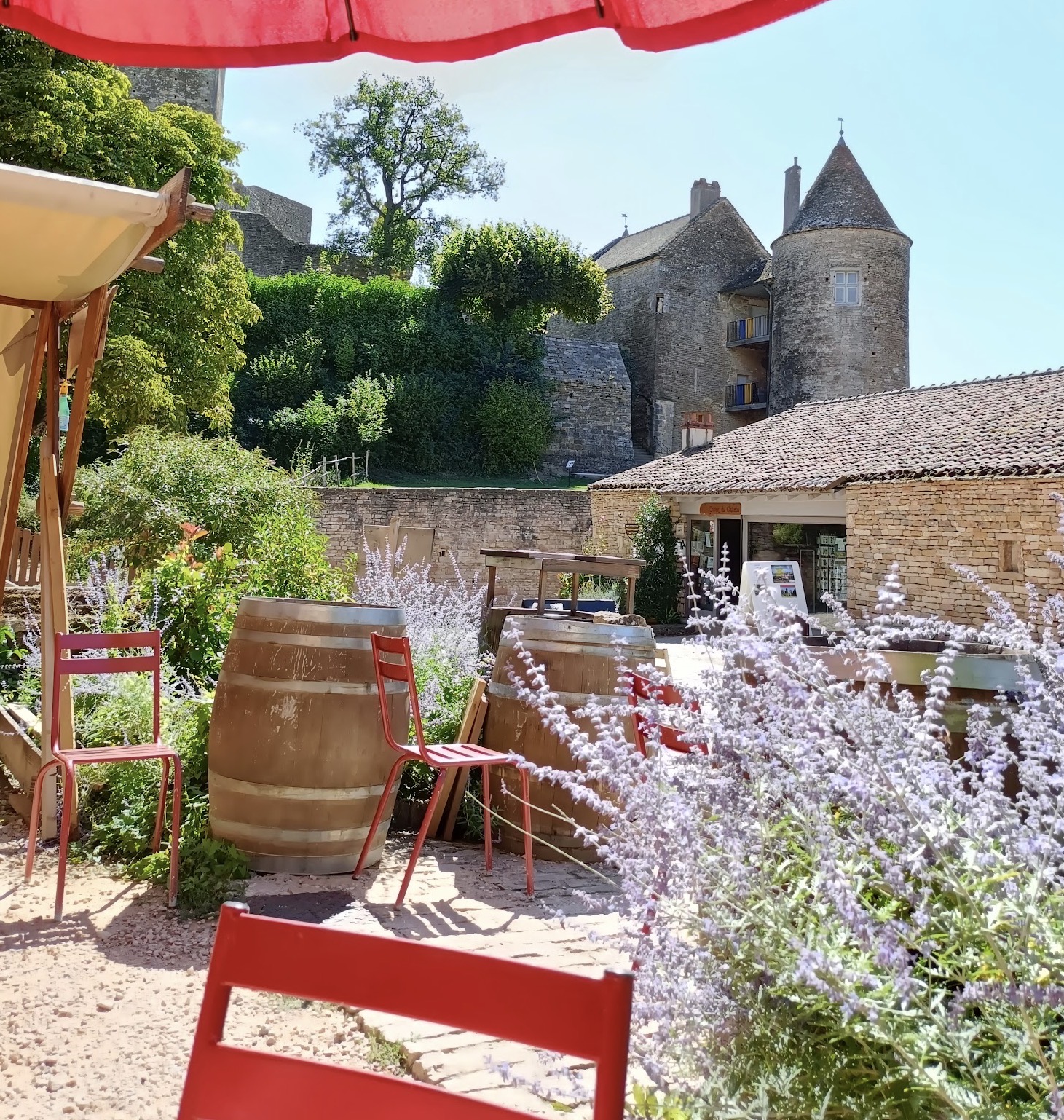 Terrasse de la Guinguette d’Emma à Brancion avec vue sur le château
