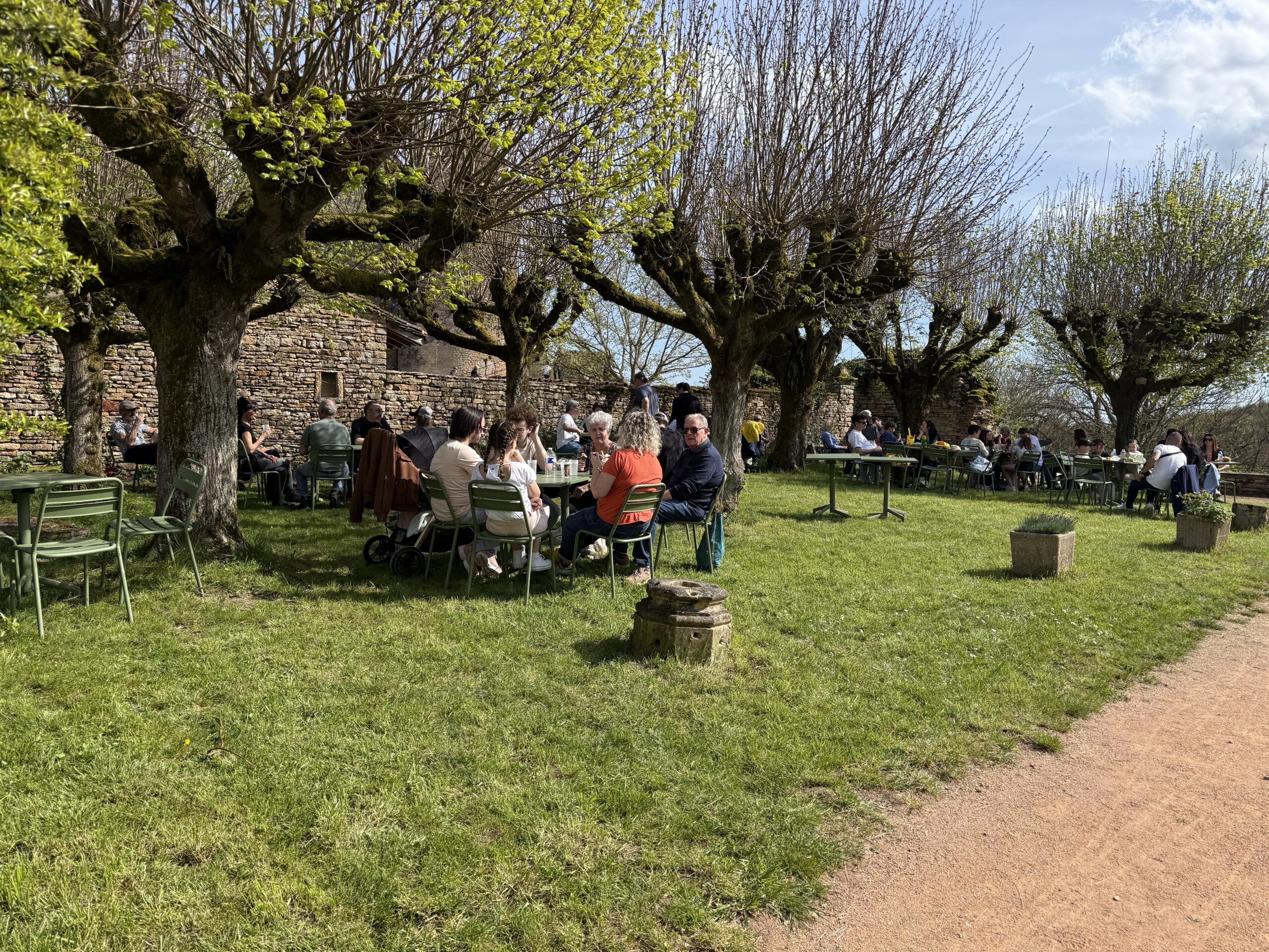 Tables du Jardin de Maoline sous les tilleuls à Brancion