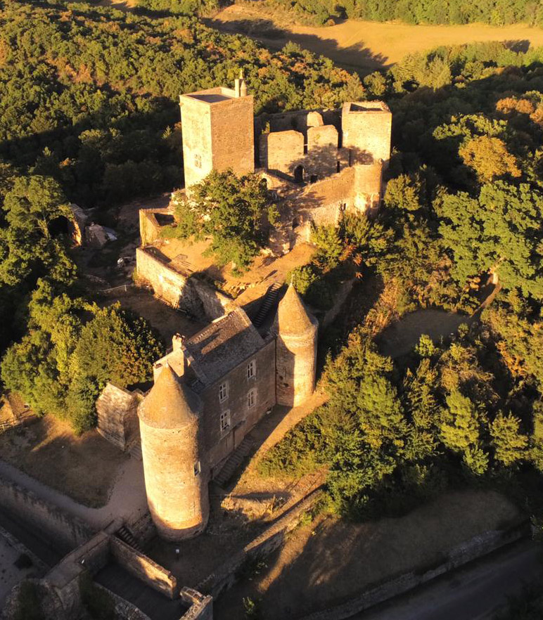 Vue aérienne du château de Brancion en Bourgogne du Sud