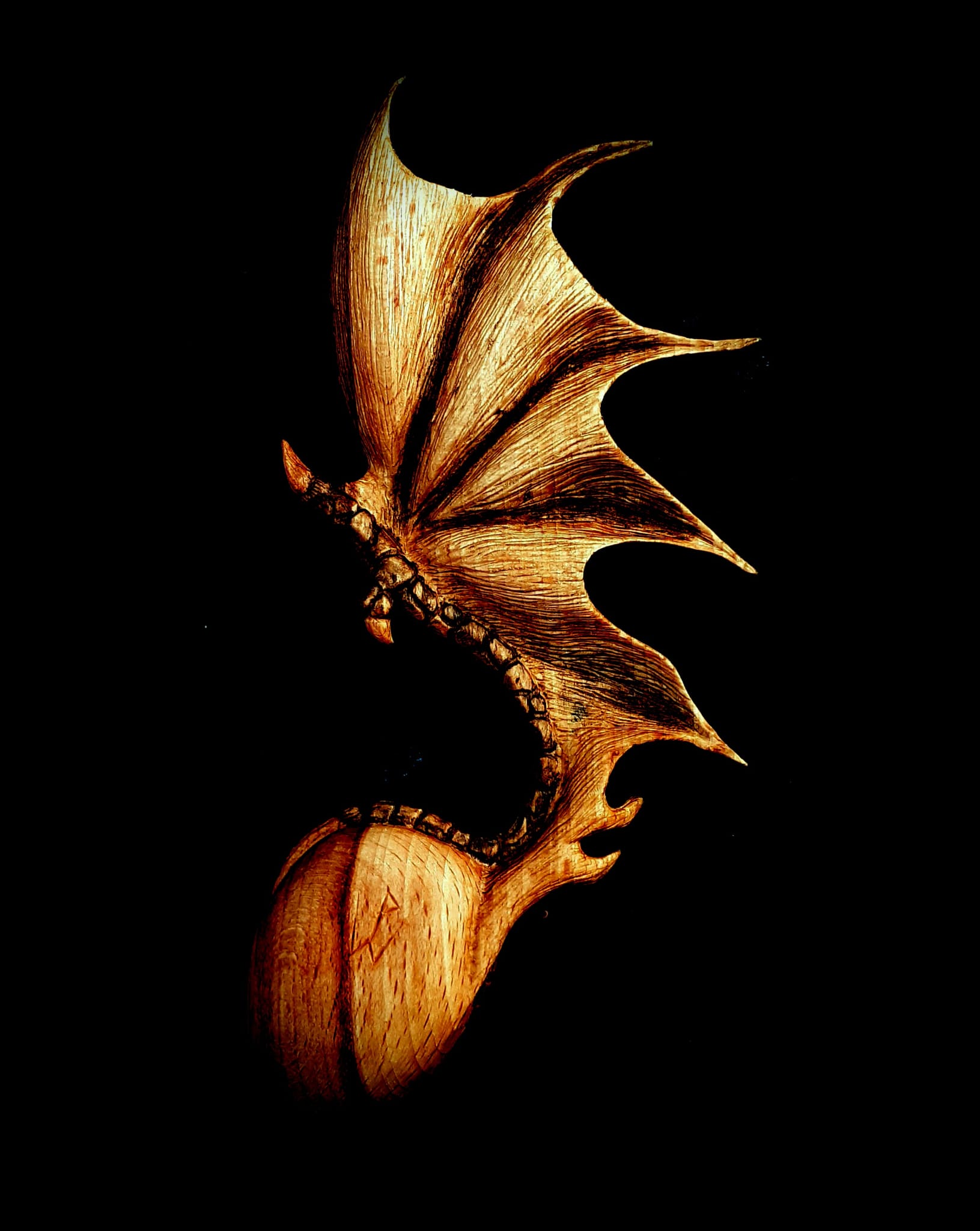 Love Spoon sculptée en bois - Dragon de mousse