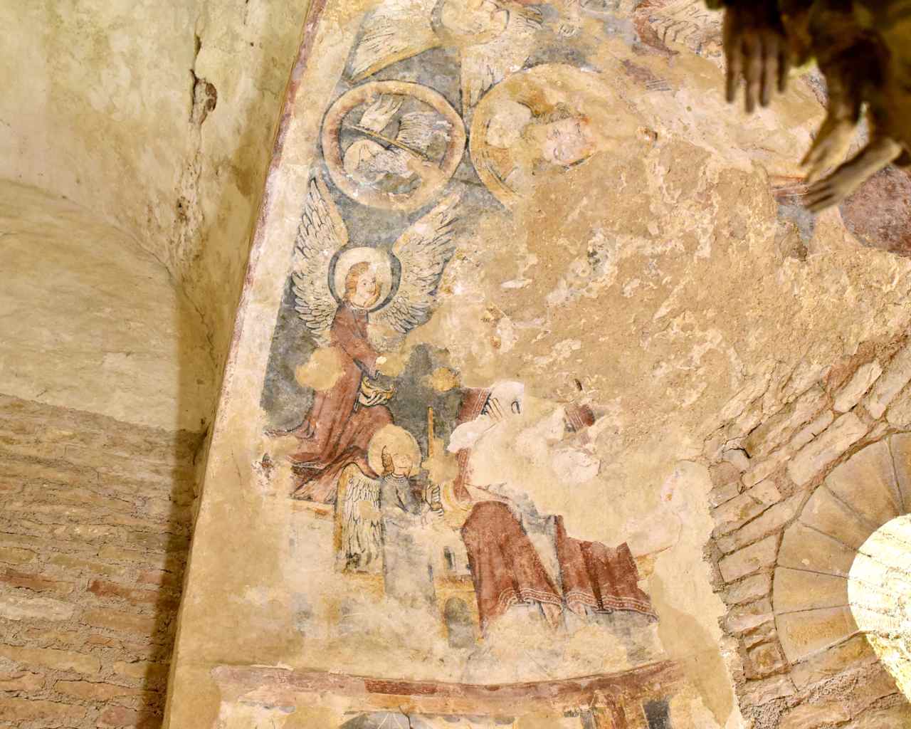 Christ en majesté peint dans l’abside de l’église Saint-Pierre de Brancion