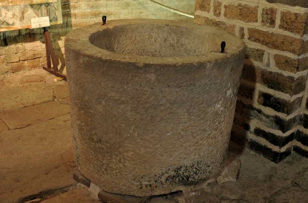 Cuve baptismale romane de l’église Saint-Pierre de Brancion