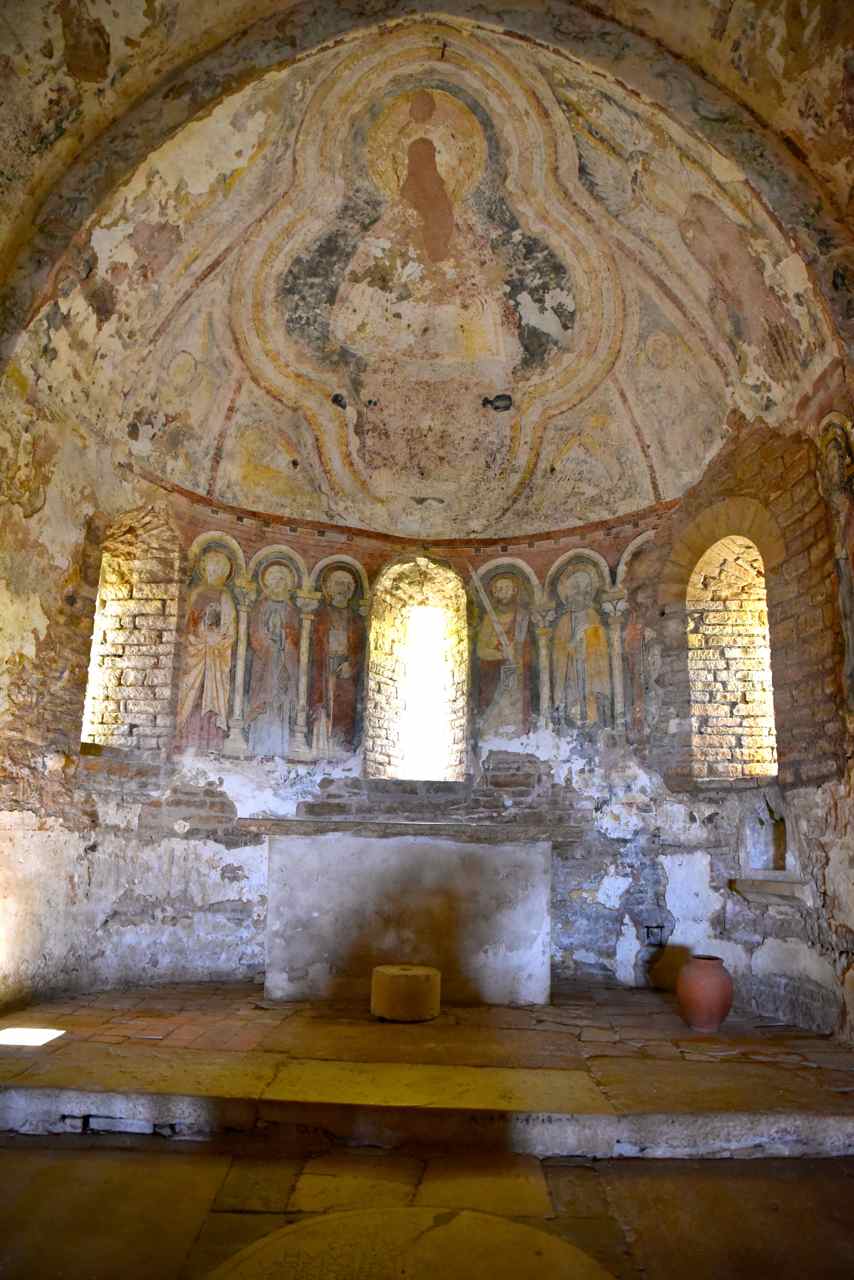 Chœur peint de l’église Saint-Pierre de Brancion