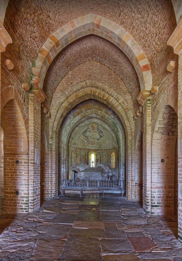 Nef romane de l’église Saint-Pierre de Brancion, vue vers le chœur peint