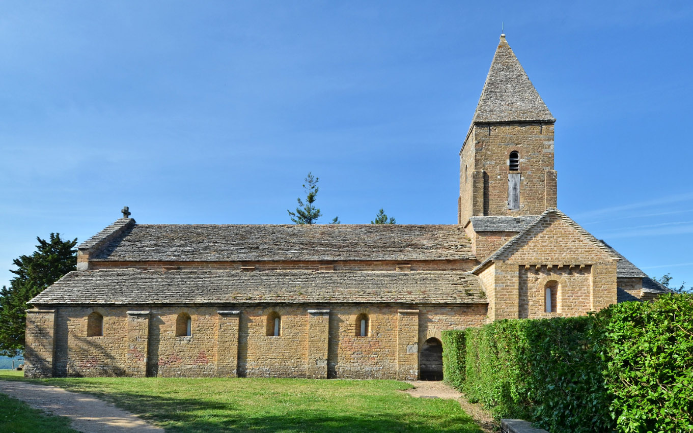 Vue sud de l’église romane Saint-Pierre de Brancion