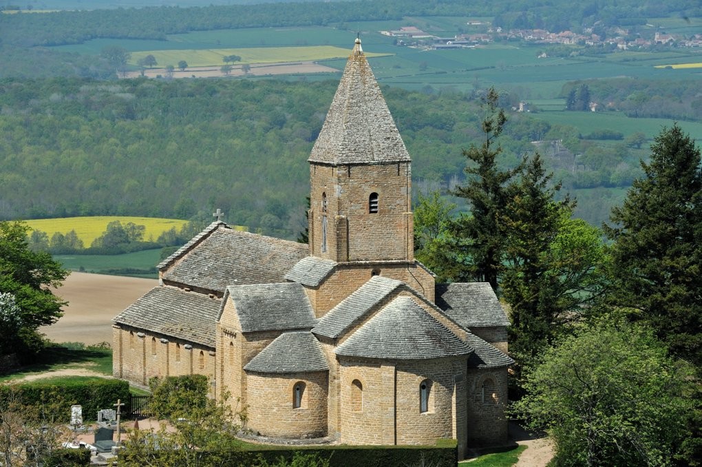 Église Saint-Pierre de Brancion, vue extérieure de l’église romane en Bourgogne du Sud